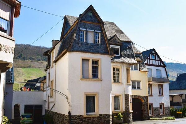 RESERVIERT: Hälfte eines Doppelwohnhauses im Zentrum von Reil an der Mosel