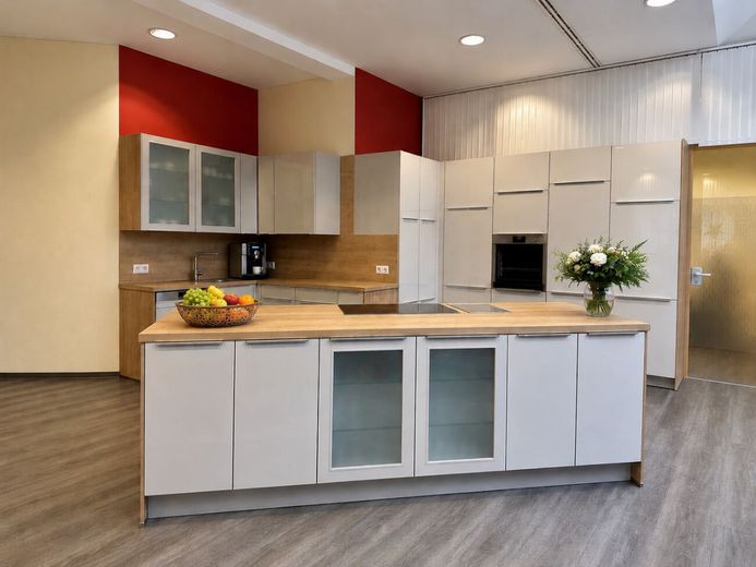Flexible 240 m² Gewerbefläche - Bungalow für moderne Arbeitswelten – Küche