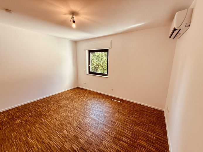 Maisonette-Traum in Alt-Weiden: Galerie, großzügige Dachterrasse und moderne Wärmepumpe – Schlafzimmer von rechts