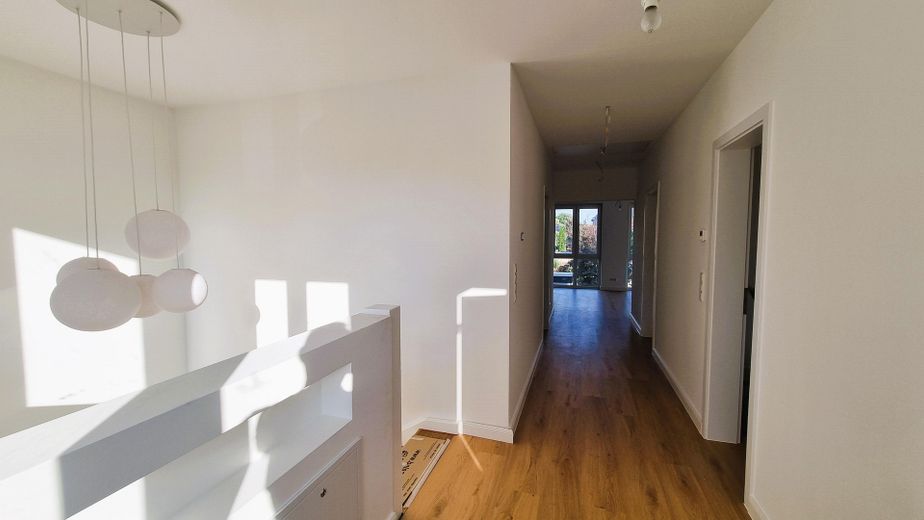 Erstbezug im Grünen: Exklusive 3,5-Zi.-Wohnung mit Premium-EBK & privatem Garten – Flur