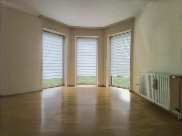 Solides MFH, Schweriner Stadtrand, als Investment o. Eigennutzung, sof. bezugsfähig, 2.505m² Grdst. – Wohnzimmer EG rechts a