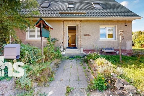 NO COMMISSION: Single-family home in Hettstedt with exceptionally large plot