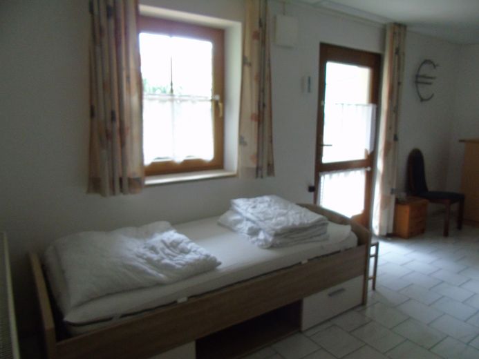 Appartamento seminterrato modernizzato in posizione tranquilla con terrazza, giardino e posto auto – Gro0es Zimmer mit Eingangstüre