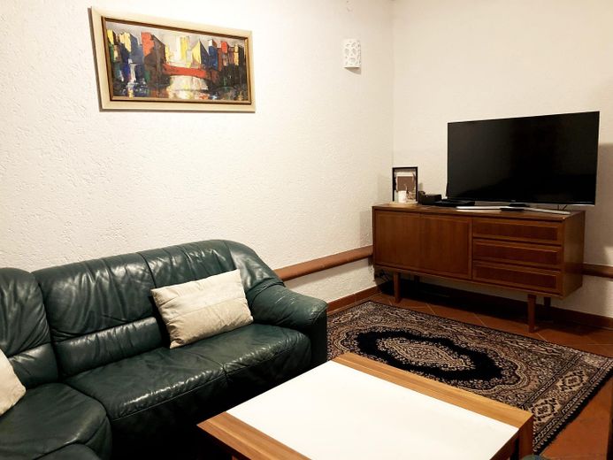 Großzügige ETW in Baden-Baden-Sandweier mit mediterranem Flair, zentral und ruhig gelegen. – Wohnzimmer Ansicht 2