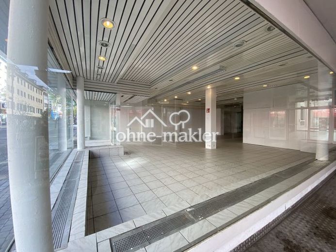 * Ideal storage area in prime location * Direct access to storage area * Pedestrian zone * Showroom * – Foto 1