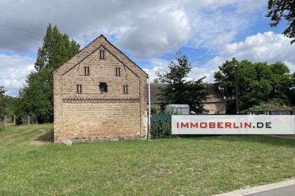 IMMOBERLIN.DE - Großzügiges Baugrundstück für Wohnbebauung + Scheunen für gewerbliche Nutzungen