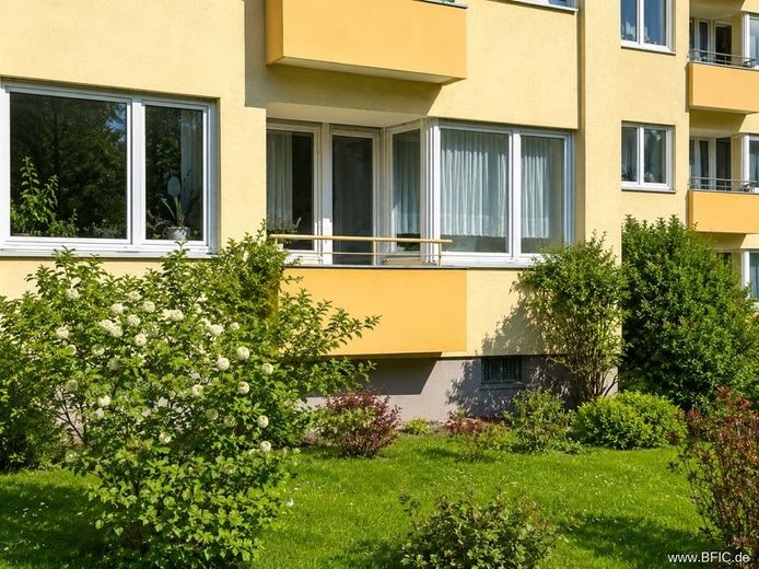 bezugsfrei hell ruhig Balkon: 2-Zi.-Whg im Hochparterre – Balkon, Hausansicht