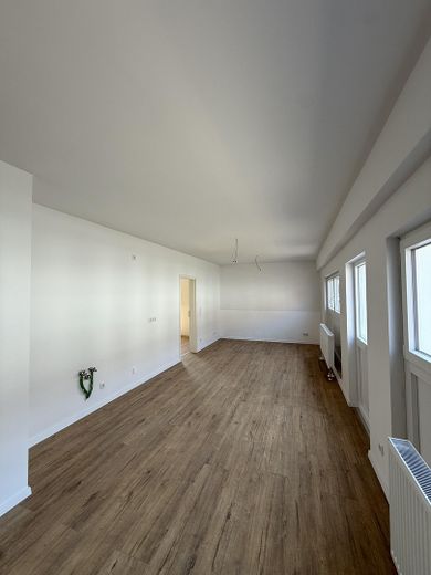 Erdgeschosswohnung - neu saniert! – Küche und Zimmer