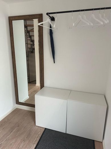 Exklusives Gartenhofhaus mit Garten, 2 Tiefgaragenstellplätzen und moderner Energietechnik – Garderobe