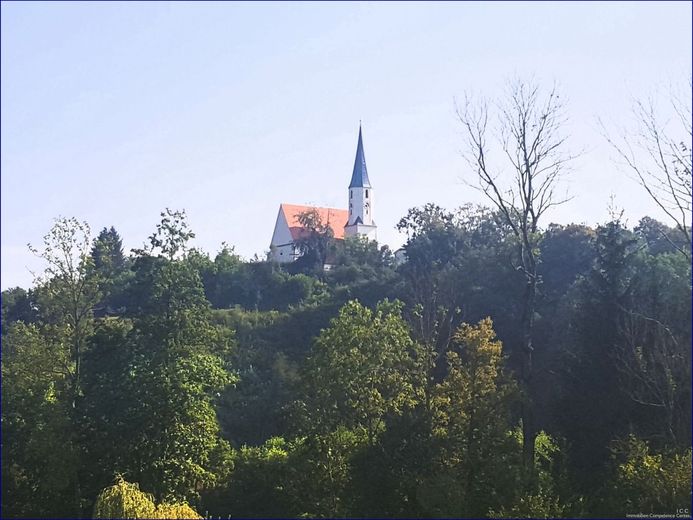 ***   FESTPREIS: 250.000,- EUR   ***
Liebhaber-Sacherl in Alleinlage - ca. 6.500 m² Grund 
am Mühl-/ Prienbach - südlich von Stubenberg – Die Sicht vom Grundstück auf die Pfarrkirche St. Georg in Stubenberg