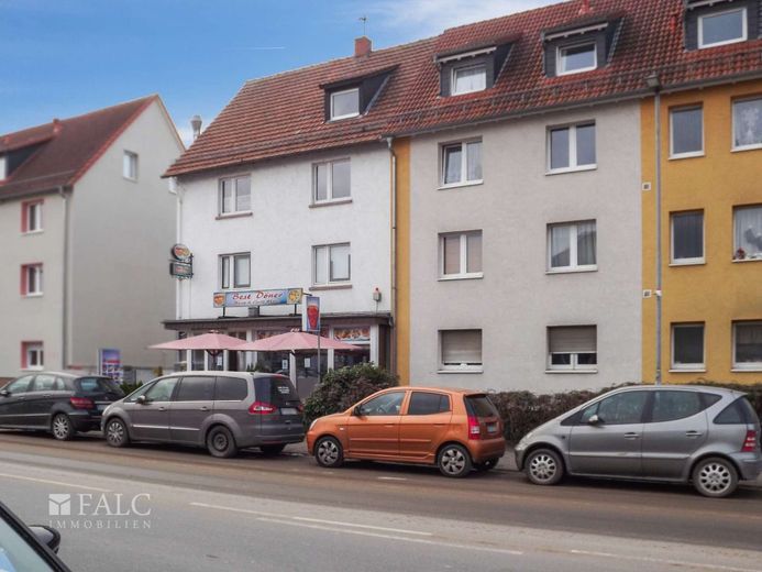 Commercial property with high return and potential – Straßenansicht