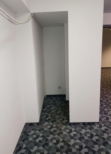 Retail space / office / practice — quiet yet central / S-Bahn around the corner / on 2 levels – Garderoben-Eck im Souterrain