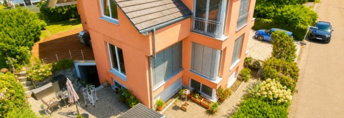 Ein Haus, viele Möglichkeiten – flexibles Familienwohnen mit Wärmepumpe und Kachelofen