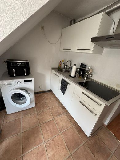 Gemütliche 3-Zimmer-DG-Wohnung (64 qm) – Perfekt für Studenten & Pendler nahe FH Niederrhein – Küche 1