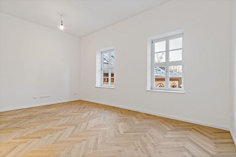 Wohnen mit Charme: Exklusive 1,5-Zimmer-Wohnung im Denkmal - nur wenige Schritte zur Saale! – Wohnzimmer mit offener Küche