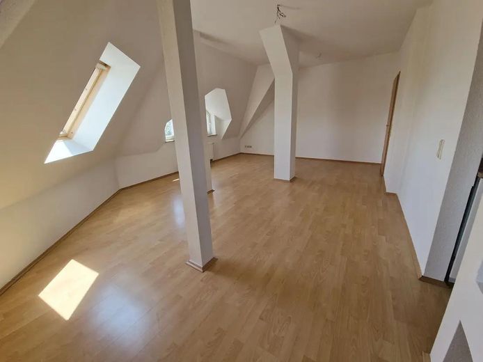 Helle 2-Zimmer Dachgeschosswohnung in Leipzig-Wiederitzsch – Wohnzimmer