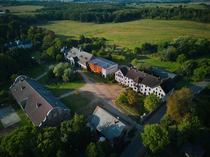 Atelier/Praxis/Gastro/Touristik/Büro/LOFT +++ in GUTSANLAGE (12 Geb. + 6 ha. Gr.) Nähe Müritz! – 'once again!'