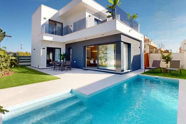 Wunderschöne Luxusvilla mit eigenem Pool in privater Golfanlage