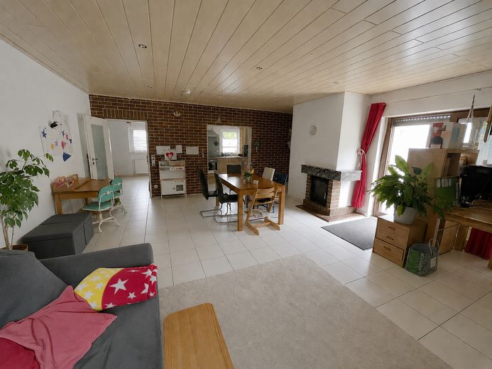 Architekten-Bungalow mit großem Grundstück und Baupotenzial – offener Wohn- und Essbereich