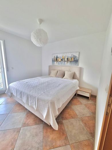 Maisonette di 4 locali con giardino, terrazza e 2 posti auto in garage sotterraneo – Zimmer 1