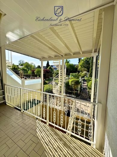Gepflegtes 2-3 Familienhaus mit Garten + Garage, sofort verfügbar – Überdachter Balkon EG
