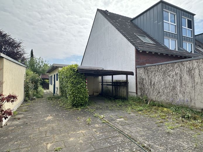 CITYHOUSE: In Top-Lage von Brauweiler! Einfamilienhaus mit großem Grundstück und viel Potenzial! – Hinterhof