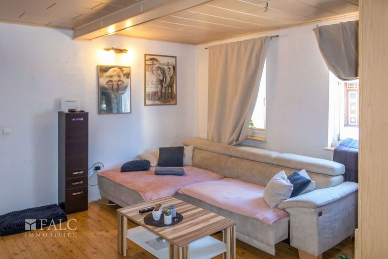 Wohnhaus mit 3 WE + Zimmervermietung – Wohnzimmer