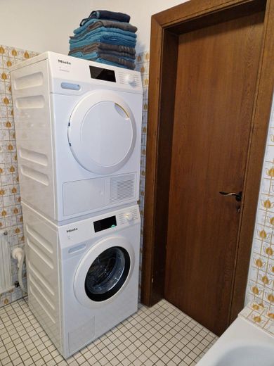 Wohnen im Schloss Neufra auf 95m² 2 Zimmer möbliert – Miele Maschinen im Badezimmer