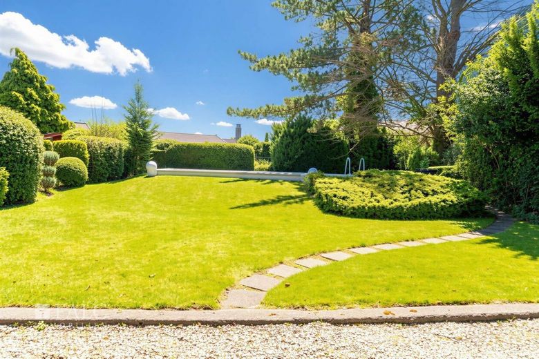 Bungalow auf 1289 m² Grundstück mit Pool – Blick in den Garten