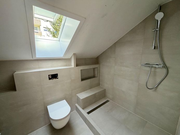 Appartamento di 3 locali completamente ristrutturato con balcone, parquet in legno massello e posto auto duplex – Badezimmer