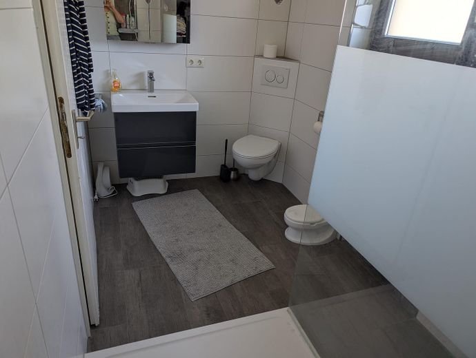 Gepflegte 6 Zimmer 152 qm DDH mit Garage und Garten in 91088 Bubenreuth – Badezimmer