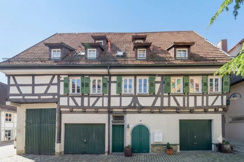 Altstadt-Charme trifft Freiraum: 89 m² mit großer Terrasse und Garagenstellplatz in Herrenberg – Haus