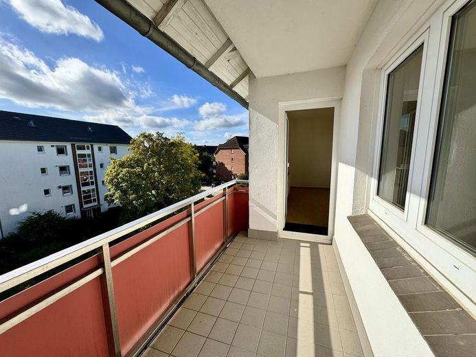 3 habitaciones con balcón y plaza de aparcamiento – Foto 5