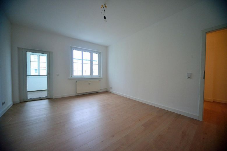 Helle Wohnung in Alt-Hohenschönhausen, 2 Zimmer, Einbauküche, Loggia – Wohnzimmer