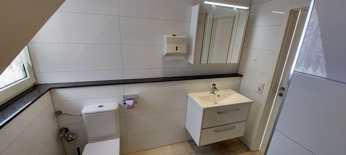 Bellissimo appartamento luminoso mansardato con finiture di pregio – Bad mit LED Spiegelschrank