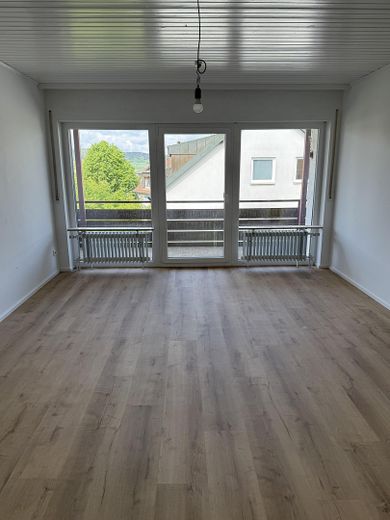 Erstbezug nach Kernsanierung: Helle gepflegte 3-Zimmer-Whg mit Balkon in Lauda-Königshofen – Wohnzimmer