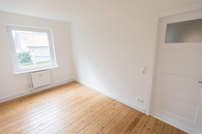 Frisch Sanierte 2-Zimmerwohnung mit großer Küche in Harburg – Foto 3
