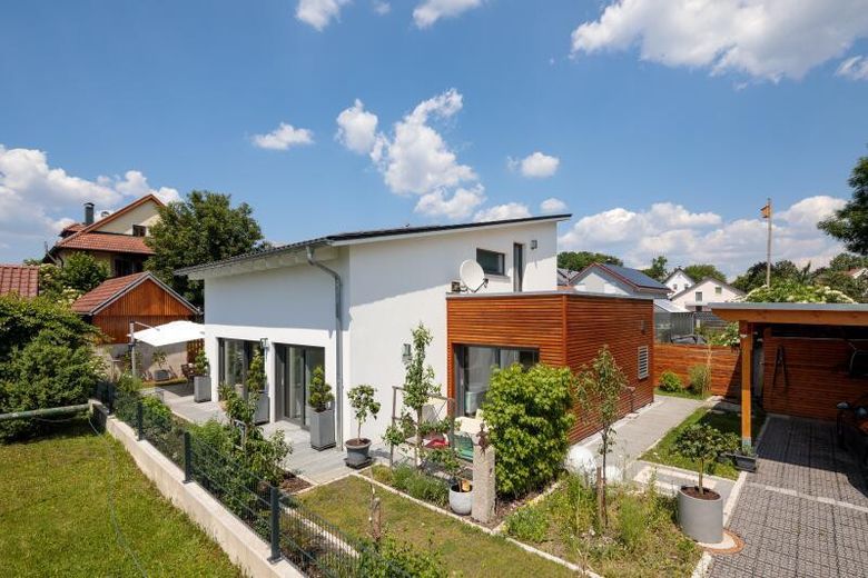 Westansicht mit Carport