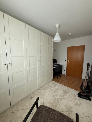 Appartement 3 pièces en Weststadt – 74 m², rénové, balcon, avec potentiel de valorisation – Elternschlafzimmer