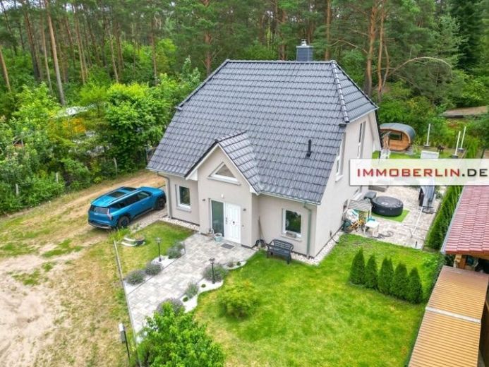 IMMOBERLIN.DE - Modernes Einfamilienhaus mit charmantem Ambiente in idyllischer Lage – Photo 1