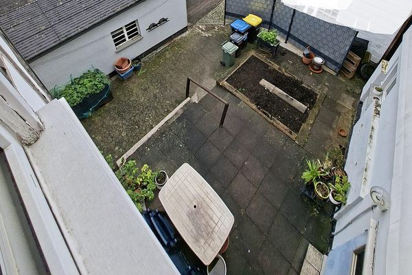 Charmantes Fachwerkhaus mit Innenhof, zwei Garagen und viel Potenzial