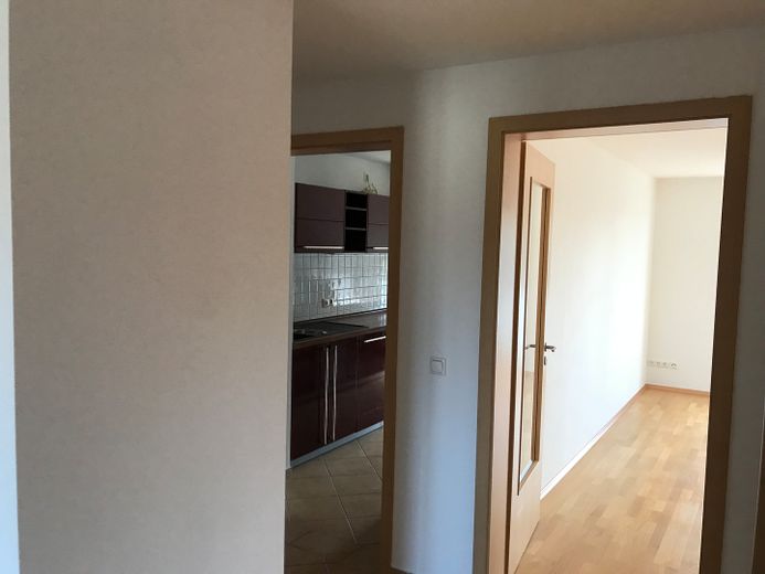 Hell und sehr gut geschnitten! Wohnung mit viel Platz und einem großen überdachten Balkon. –  Lichtdurchluftete Räume