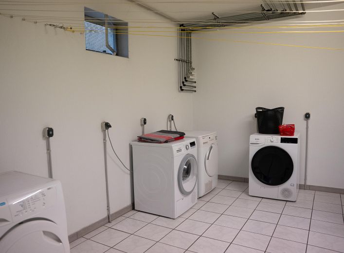 Frisch renovierte 3-Zimmer Wohnung mit Loggia ins Grüne, Einbauküche und Garage – Foto 16