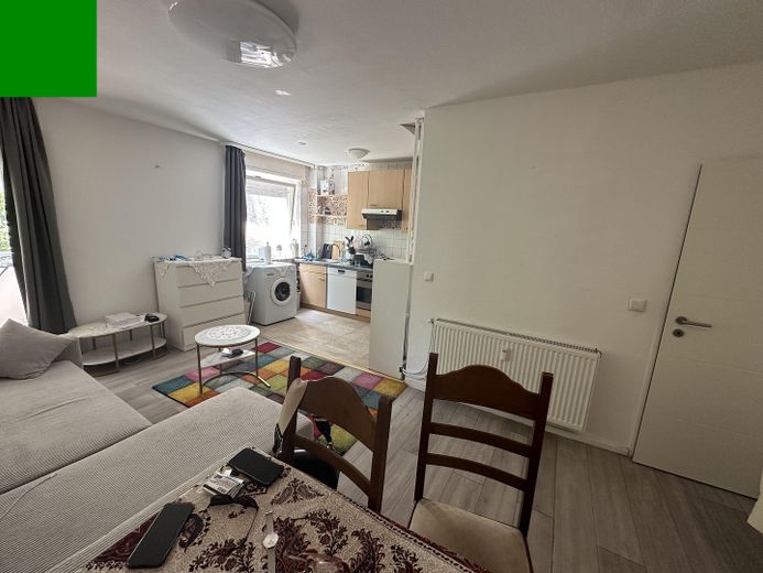 2-Zimmer-Wohnung mit sonnigem Balkon in begehrter Lage – Wohnzimmer