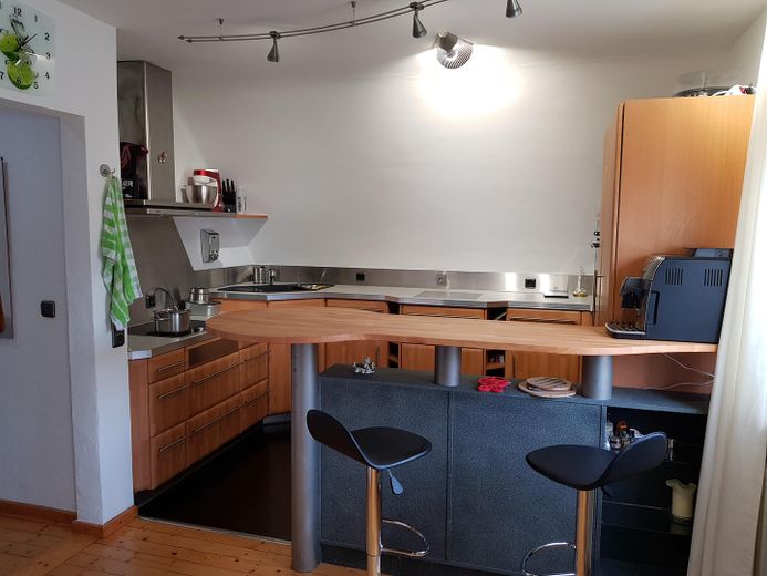 Top Maisonettewohnung mit Balkon, EBK und Klimaanlagen zu vermieten – Küche