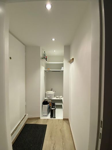 Reformado, amueblado, primera ocupación, entrada propia, céntrico – Eingang/Flur