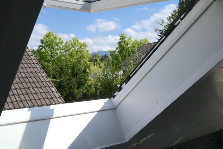 Aussicht, Natur und Design: exquisite 3-Zimmer Dachgeschosswohnung in Freiburg St. Georgen – Bad, Schauinslandblick