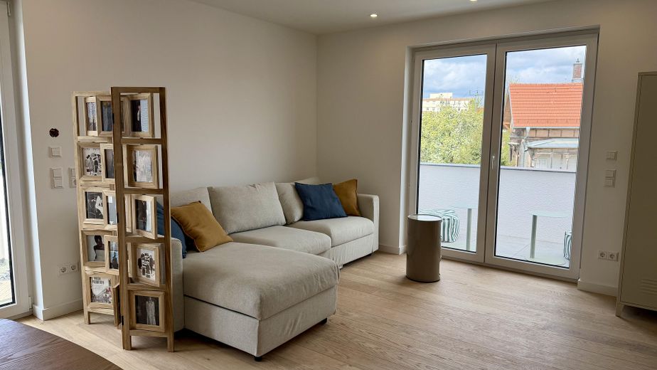 Kernsaniertes Apartment bei der Outletcity 3 % Neubau AfA + KfW-Förderkredit mit Tilgungszuschuss – Wohnbereich