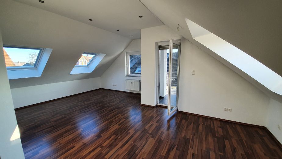 Moderne 3,5 Zi.-DG-Wohnung mit Balkon in toller Lage - von privat – Wohn- und Essbereich (leer)