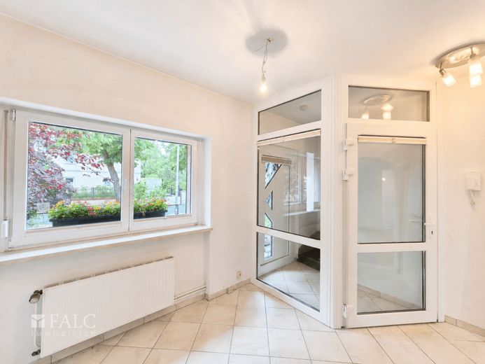 Attraktives Reihenhaus mit Terrasse, Garten und zahlreichen Extras - FALC Immobilien – Eingangsbereich